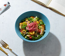 Салат с цыплёнком и запеченным картофелем