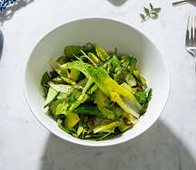 Зелёный салат с базиликовым соусом