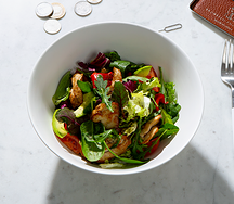 Салат с курицей тандури, печеным перцем и авокадо