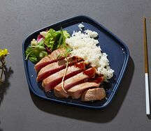 Тунец гриль с рисом и соусом унаги