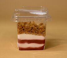 Йогурт с гранолой и клубникой