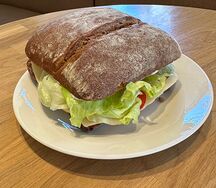 Сэндвич на чиабатте с рваной сивниной