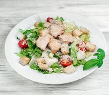 Салат овощной с курицей и соусом цезарь