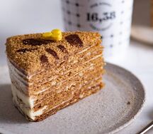 Пирожное медовик