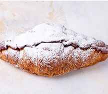 Круассан с малиной