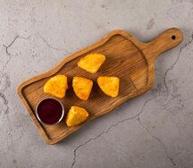 Жареный сыр моцарелла с брусничным соусом