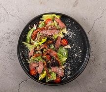 Салат с ростбифом и вялеными томатами