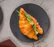 Круассан с лососем