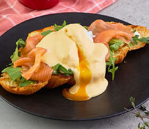 Яйцо бенедикт с лососем