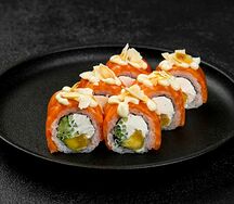 Ролл с лососем, сливочным соусом и миндалем