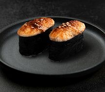 Суши запеченные с лососем 2 шт