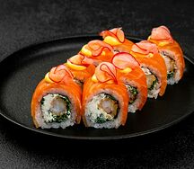 Ролл с креветкой, лососем и соусом манго