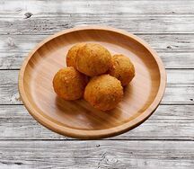 Сырные шарики с перцем халапеньо