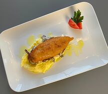 Котлета по-киевски с трюфельным маслом и грибным соусом