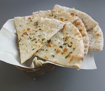 Фокачча с розмарином и чесноком