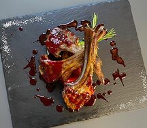 Баранья корейка с овощами гриль