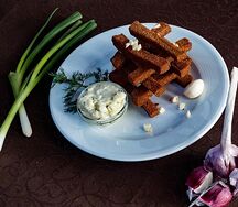 Гренки с соусом от шефа