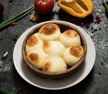 Шампиньоны, жаренные с сыром в кеци