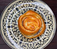 Булочка с маком и творогом
