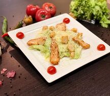 Салат Цезарь с курицей
