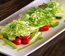 Теплый салат с курицей, авокадо и ананасом
