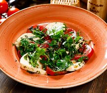 Салат по-грузински с сыром сулугуни