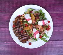 Салат с куриной печенью и малиновым соусом