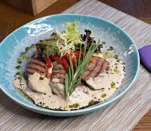 Медальоны с говядиной с мини-картофелем