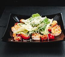 Салат Цезарь с креветками