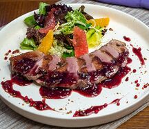 Утиная грудка с мини картофелем и соусом Порте от Шефа