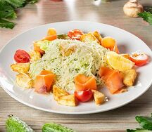 Салат Цезарь с малосольной семгой