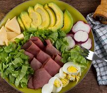 Теплый салат с говядиной в медово-горчичном соусе