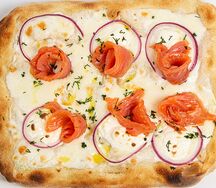 Римская пицца с красной рыбкой