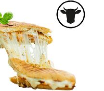 Панини на гриле с говядиной и хрустящим лучком