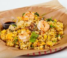 Wok с жареным рисом и курицей