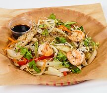 Wok со стеклянной лапшой и креветками