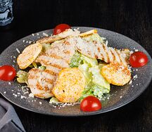 Салат с курицей гриль