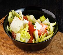 Салат со свежими овощами и сыром фетакса