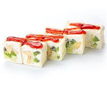 Сладкий ролл с клубничным соусом