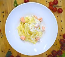 Феттуччине с лососем и креветками