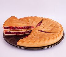Сдобный пирог с яблоками и вишней