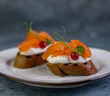 Темный тапас со слабосоленым лососем