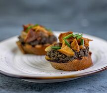 Тапас с тапенадой и лисичками