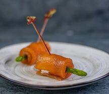 Лосось с мини-спаржей в соусе