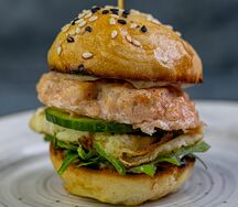 Бред-Багна с рыбной котлетой и омлетом