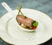 Канапе из пряного ростбифа на зерновой слойке