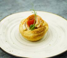 Тарталетка с нежной курицей в горчичном соусе