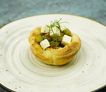 Тарталетка с печеными овощами и сыром фета