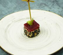 Канапе с тунцом, ягодным мармеладом и орехами