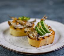 Тапас со шпротами и огурцом на подушке соуса